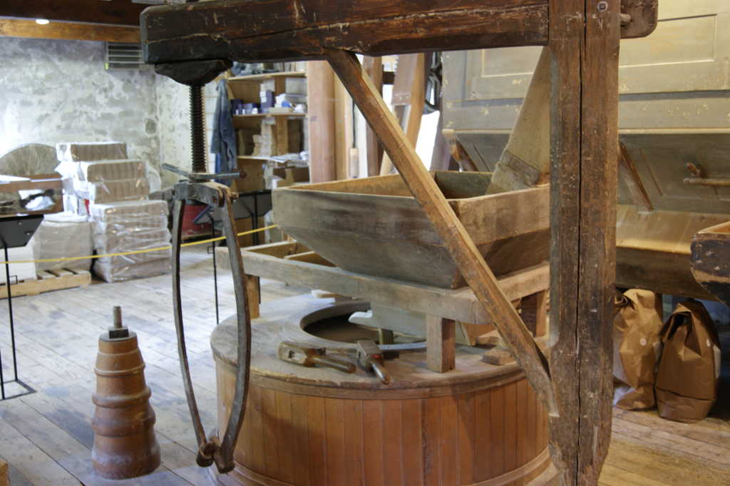 Le moulin banal meule de pierre